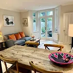 2 Bed Garden Apartment - Piccadilly Line