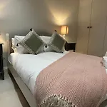 2 Bed Garden Apartment - Piccadilly Line