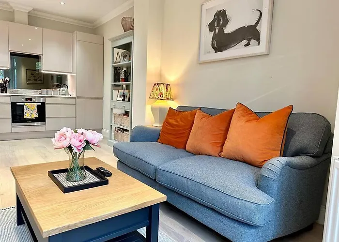 2 Bed Garden Apartment - Piccadilly Line