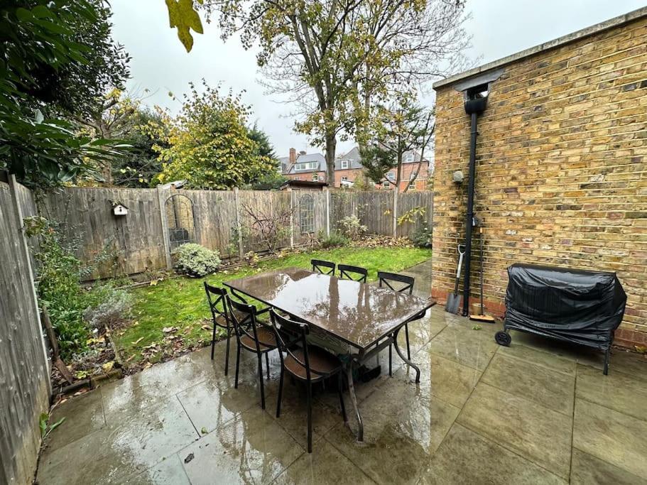 2 Bed Garden - Piccadilly Line Appartamento Londra