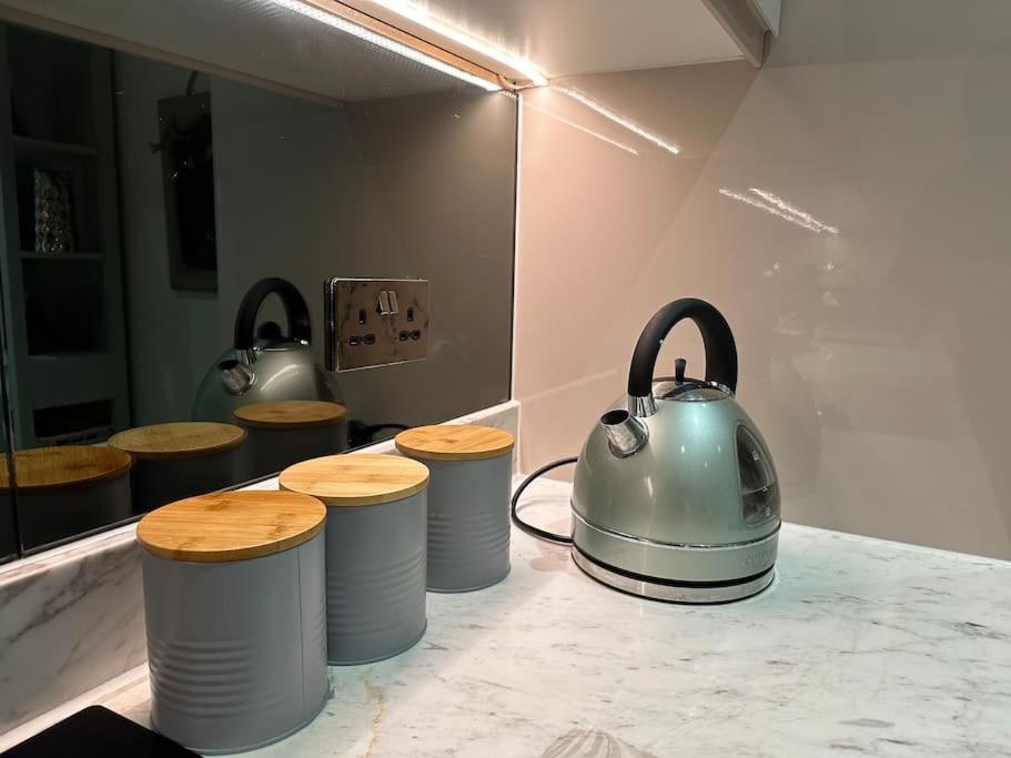 2 Bed Garden - Piccadilly Line Appartamento Londra