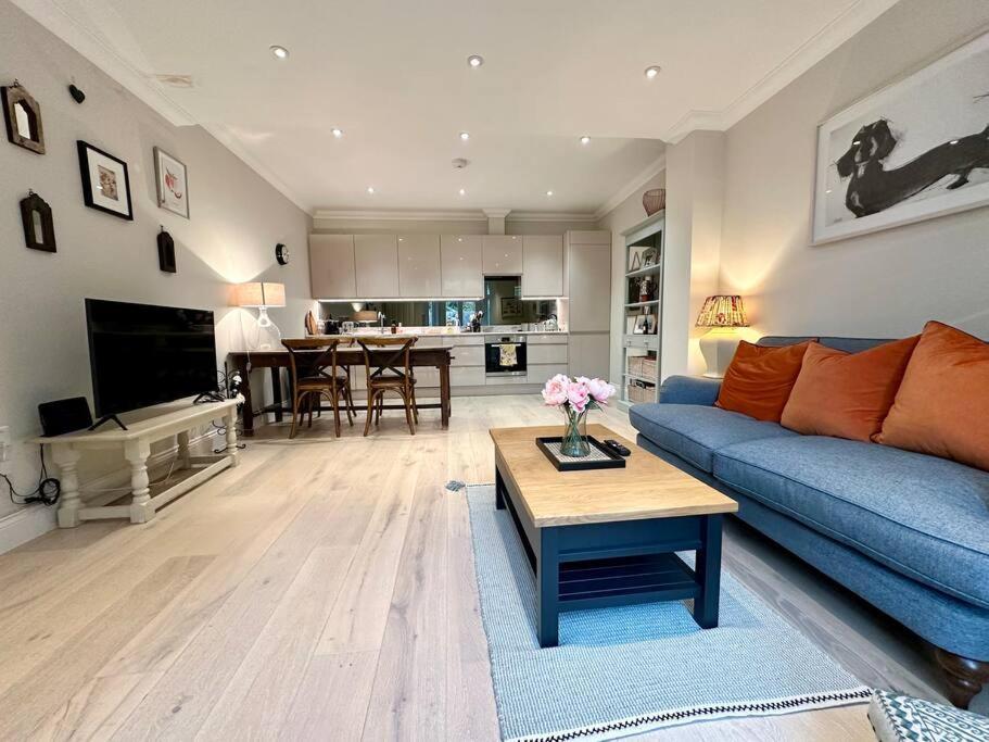 2 Bed Garden - Piccadilly Line * Londra